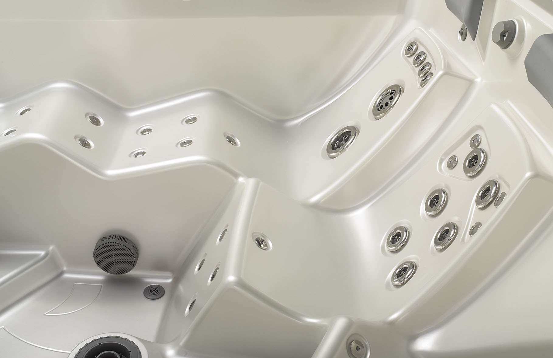 Nahaufnahme des Innenraums eines Premium-USSPA-Whirlpools von ActiveSpa, der sich durch elegantes Design, mehrere Hydrotherapie-Düsen und einen integrierten Lautsprecher für ein entspanntes Erlebnis auszeichnet.