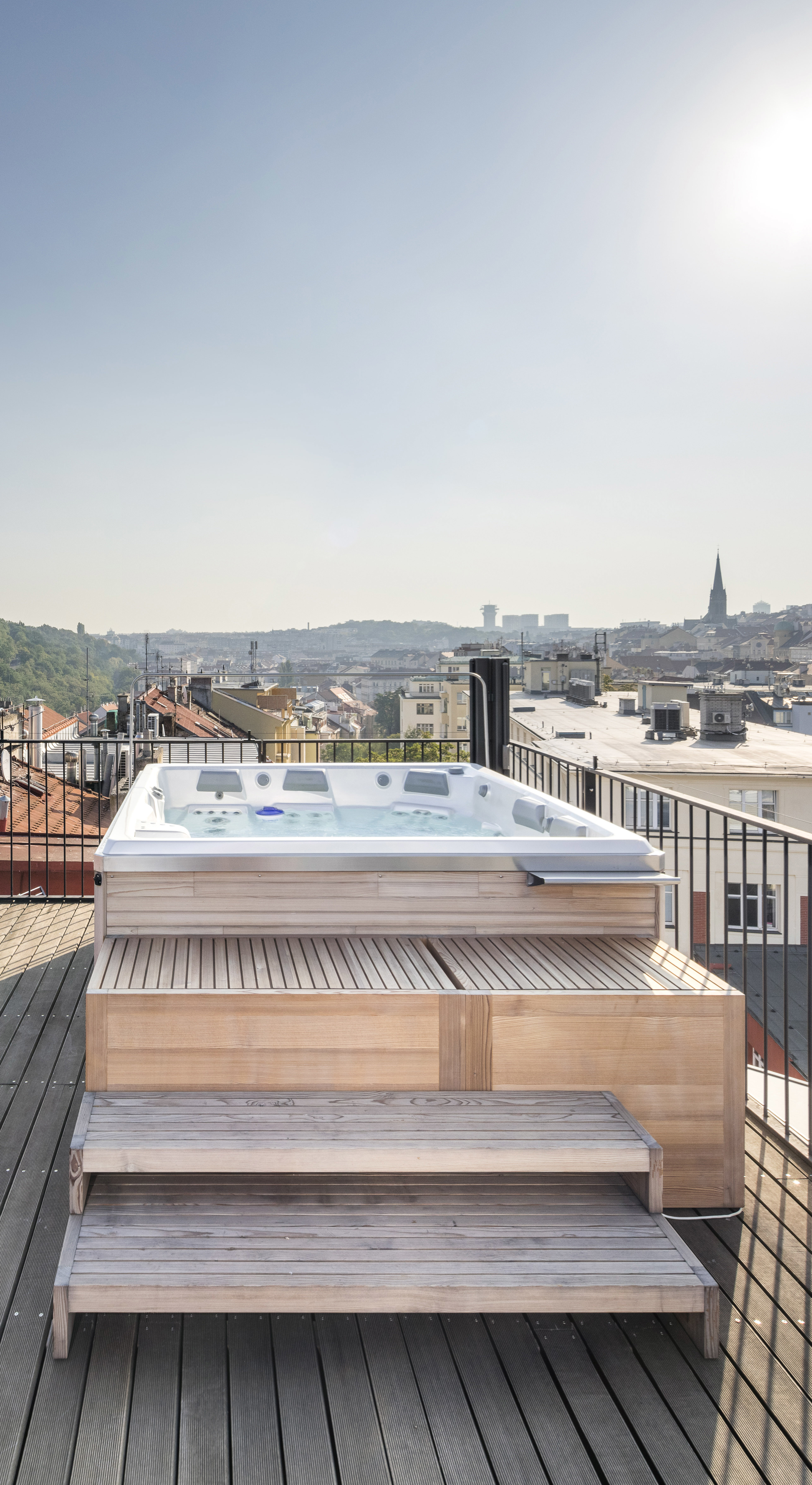 Premium Whirlpool auf einer Dachterrasse mit Panoramablick auf die Stadt – die perfekte Lösung für private Entspannung und Wellness, angeboten von ActiveSpa GmbH, Ihrem Experten für hochwertige USSPA® Spa-Produkte.