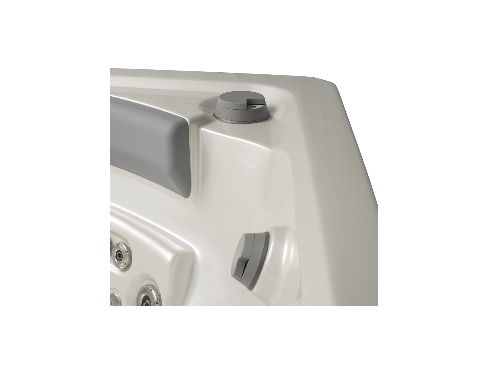 Nahaufnahme der Kante eines Premium-Whirlpools von ActiveSpa mit grauem Kontrollknopf und glänzenden Metalldüsen.