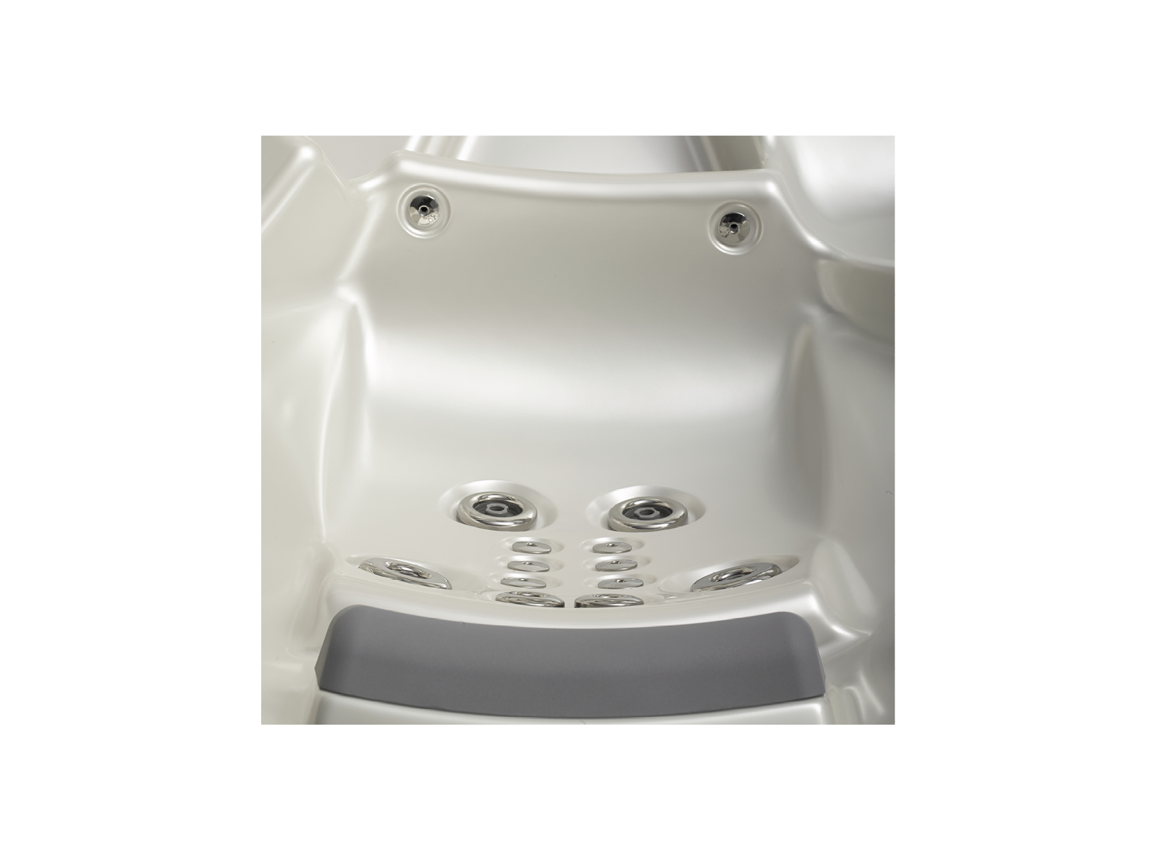 Nahaufnahme eines hochwertigen Whirlpool-Sitzes mit mehreren Hydrotherapie-Düsen und grauer Polsterung, exemplarisch für die Premium-Whirlpools von ActiveSpa (USSPA).