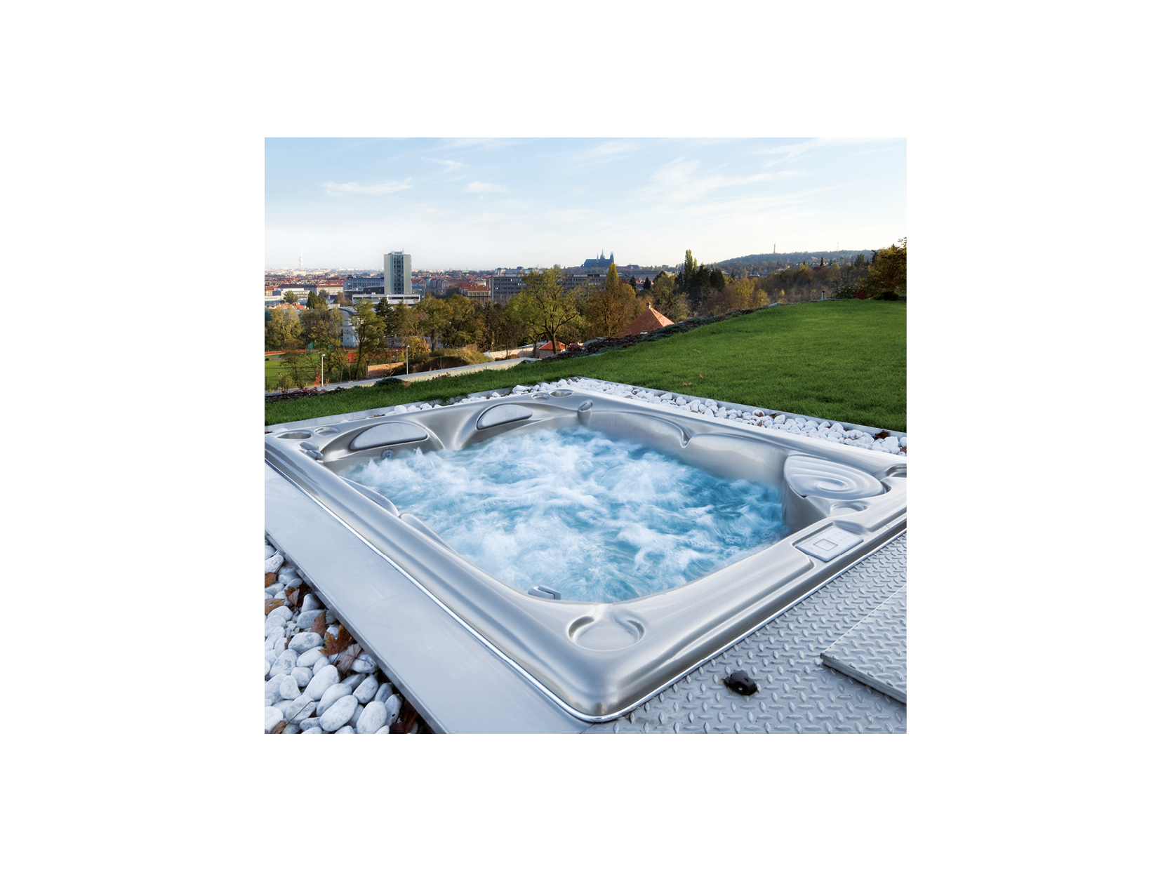 Premium Whirlpool von ActiveSpa GmbH im Außenbereich mit Panoramablick auf eine Stadtlandschaft – ideale Lösung für private Wellness und Entspannung.