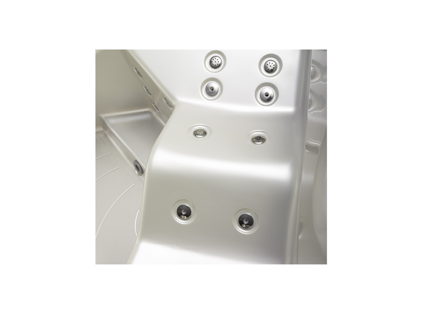 Nahaufnahme der Hydrotherapie-Düsen eines Premium-Whirlpools von USSPA®, mit mehreren polierten Metalldüsen auf einer glatten weißen Oberfläche, konzipiert für individuelle Entspannung und Wohlbefinden.