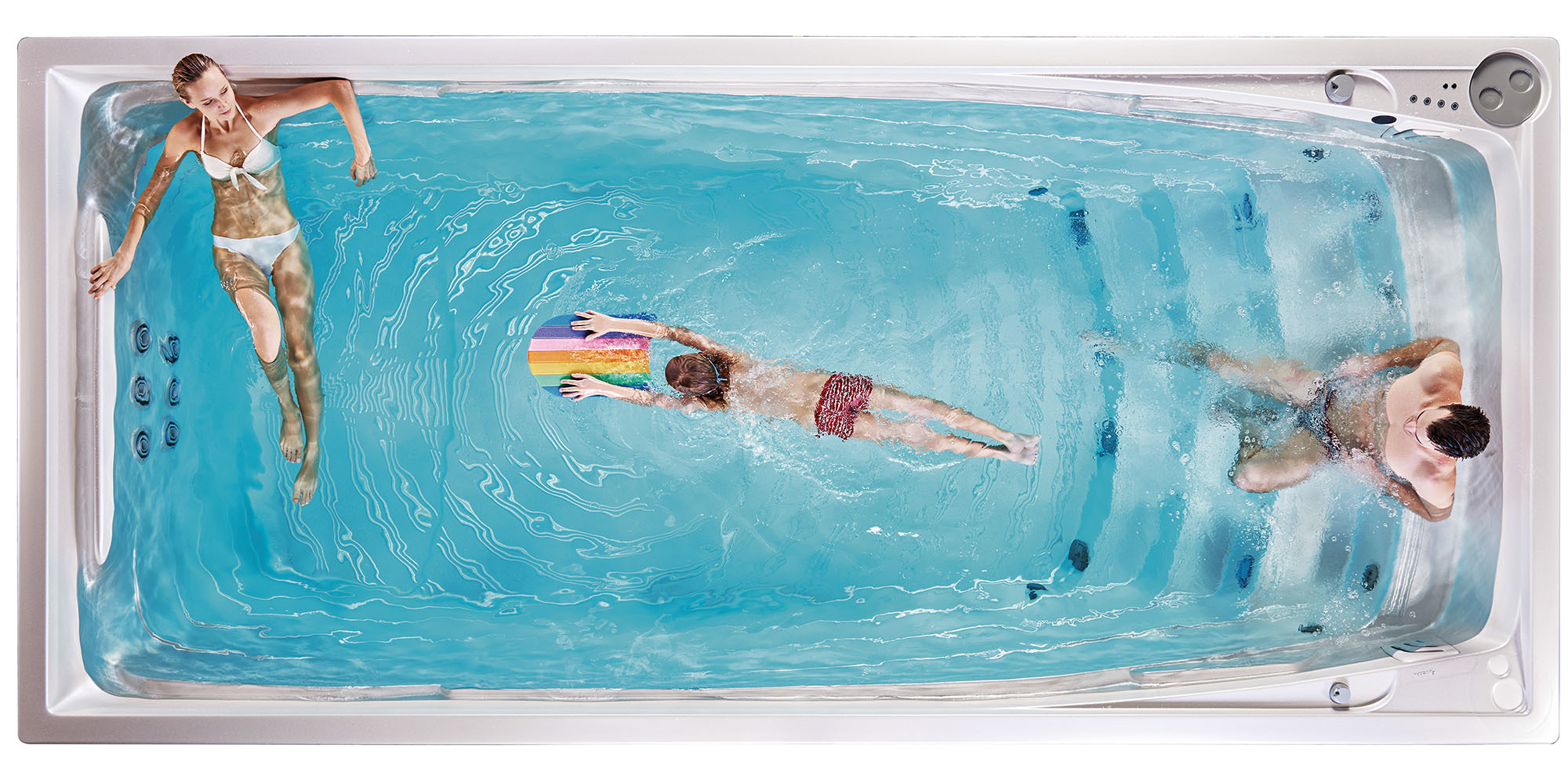 Familie nutzt einen Swim Spa von ActiveSpa: Eine Frau, ein Kind mit Schwimmboard und ein Mann schwimmen in klarem blauem Wasser, das das moderne Design und die Hydrotherapie-Vorteile des Premium-Whirlpools zeigt.