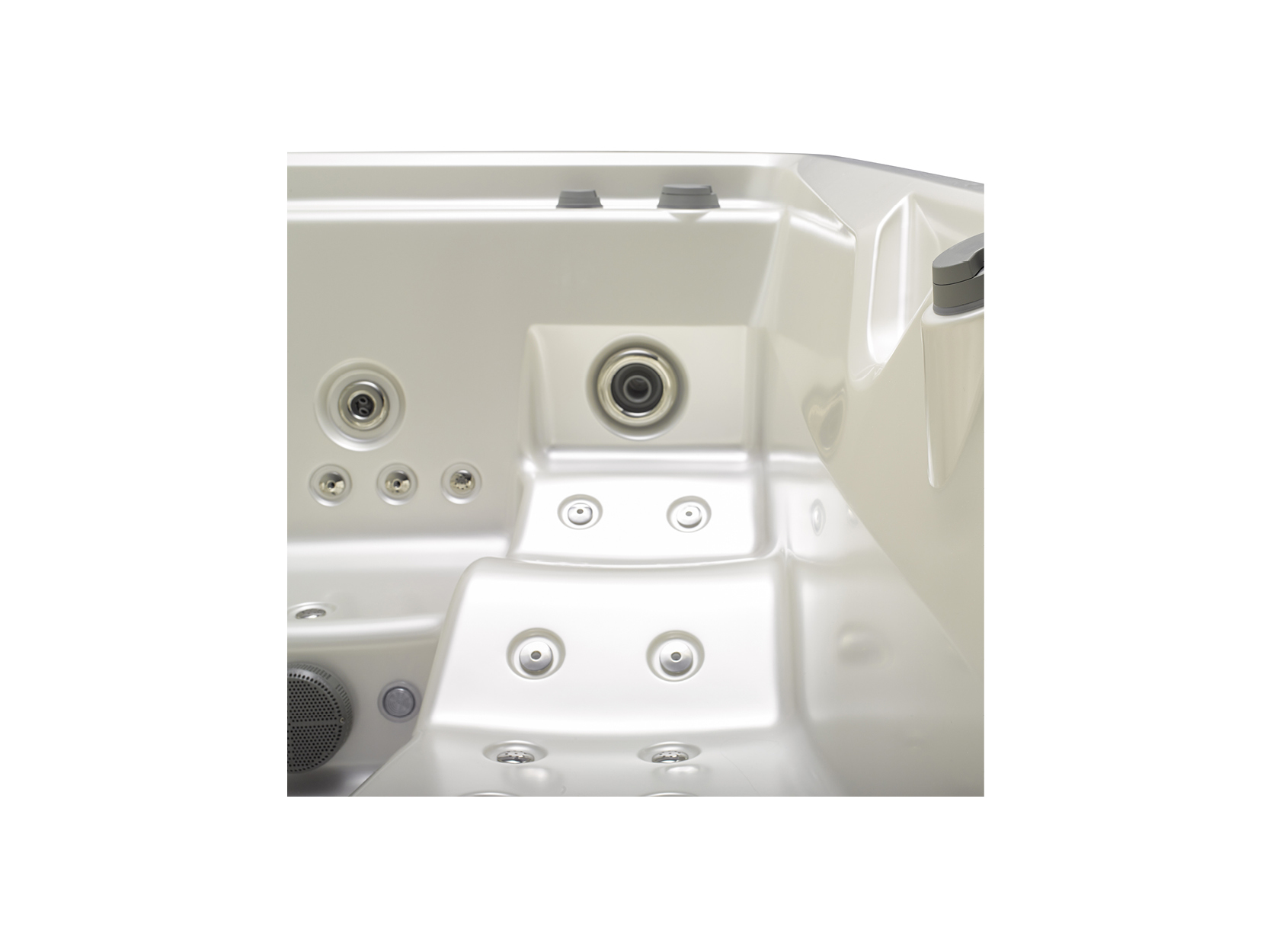Innenaufnahme eines Premium-Whirlpools von USSPA mit diversen Hydrotherapie-Düsen, Steuerknöpfen und einem Lautsprecher – Teil der individuell anpassbaren Spa-Lösungen von ActiveSpa GmbH für Entspannung und Wohlbefinden.