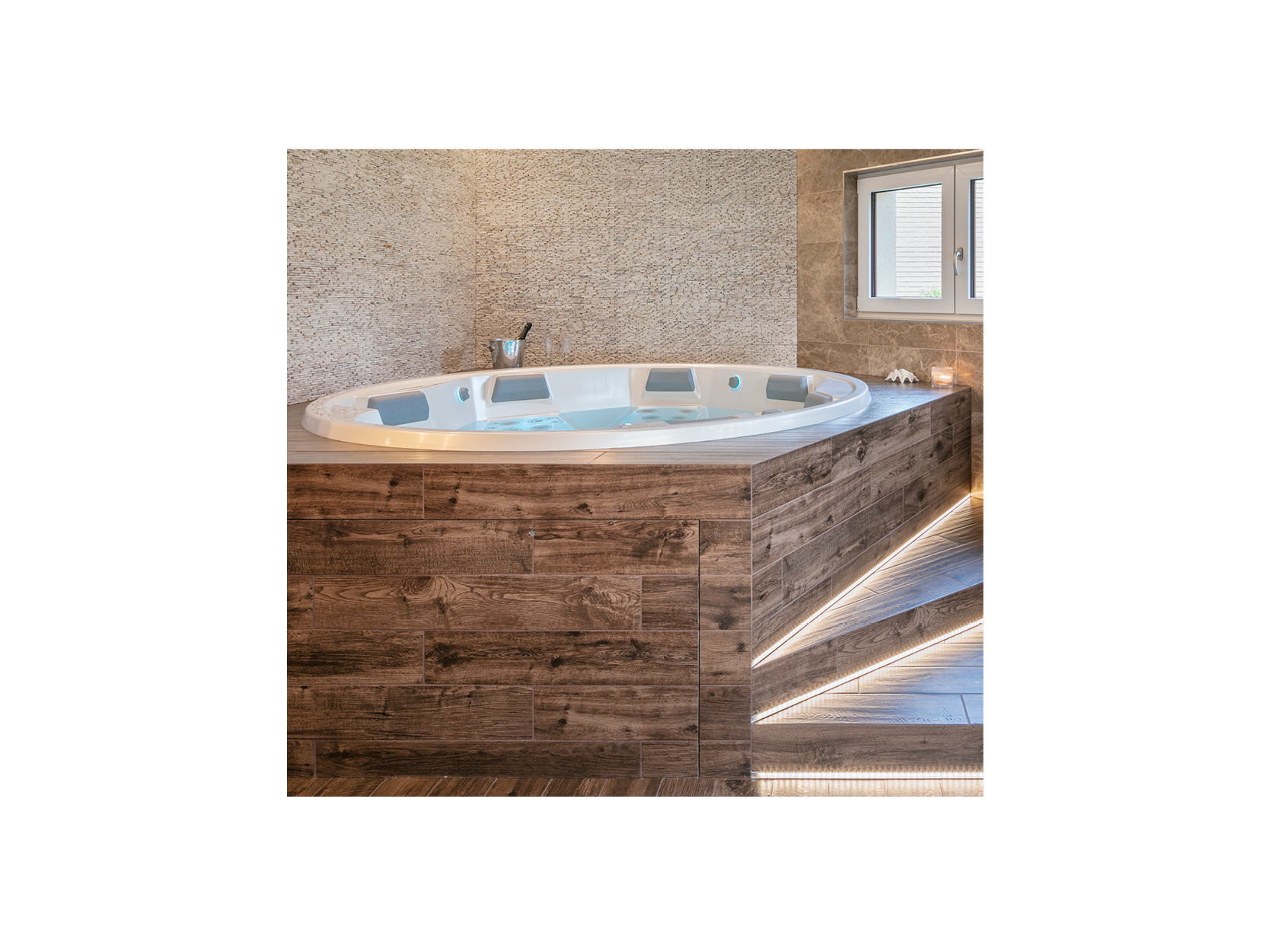 Elegantes Premium-Whirlpool von USSPA® mit Holzumrandung und moderner Hydrotherapie-Technologie – perfekt für private Entspannung und Wohlbefinden.
