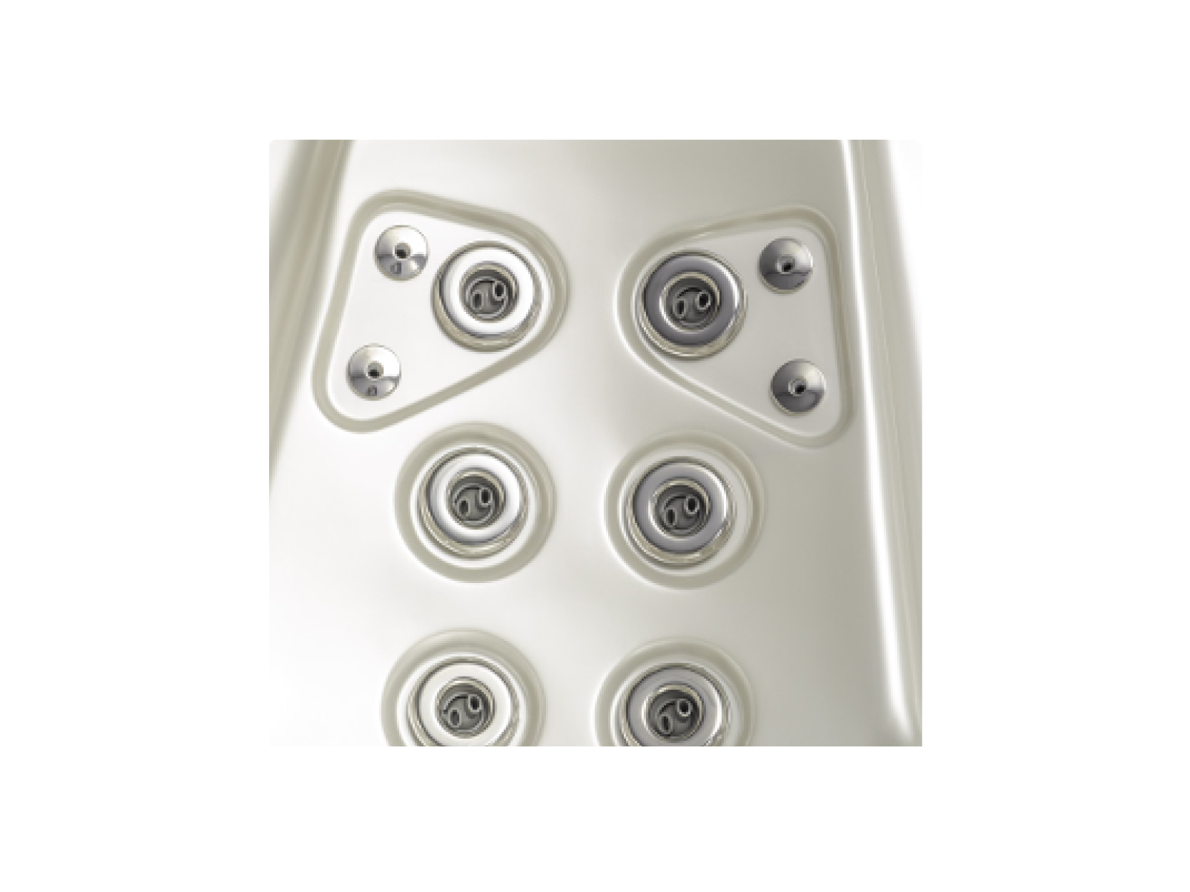 Detailansicht eines Whirlpool- oder Swim-Spa-Modells von ActiveSpa mit mehreren metallenen Massagestrahlern in einem weißen Gehäuse, die für Hydrotherapie und Entspannung konzipiert sind.