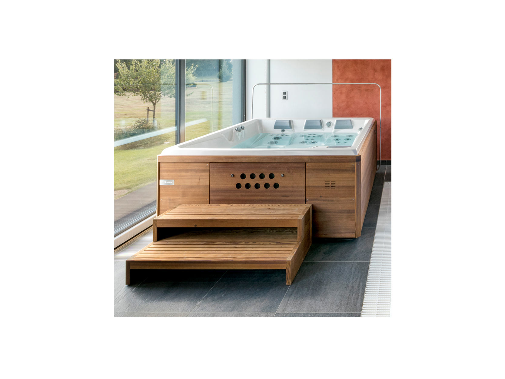 Eleganter USSPA Premium Swim Spa mit Holzdesign, integrierten Stufen und moderner Hydrotherapie-Technologie – ideal für private Entspannung und Wohlbefinden, angeboten von ActiveSpa GmbH.