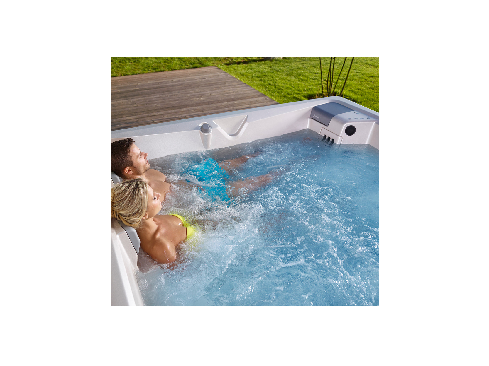 Ein Paar entspannt sich in einem hochwertigen USSPA Whirlpool von ActiveSpa GmbH im Garten – ideal für private Wellness, hydrotherapeutische Erholung und elegantes Design.