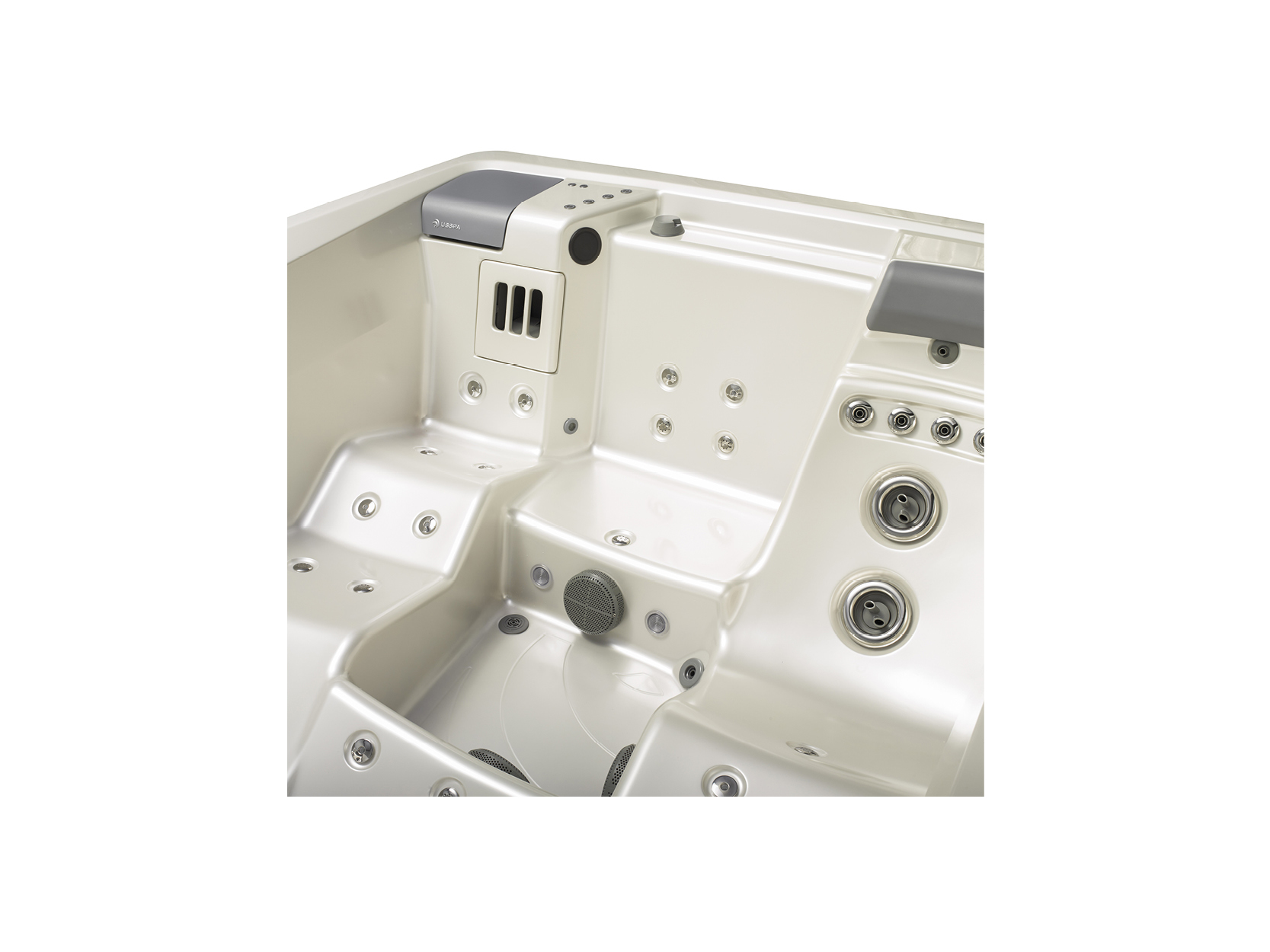 Innenansicht eines hochwertigen USSPA Whirlpools mit Hydrotherapie-Düsen, ergonomischen Sitzen und Steuerungspanels – ideal für private Entspannung und Wellness.