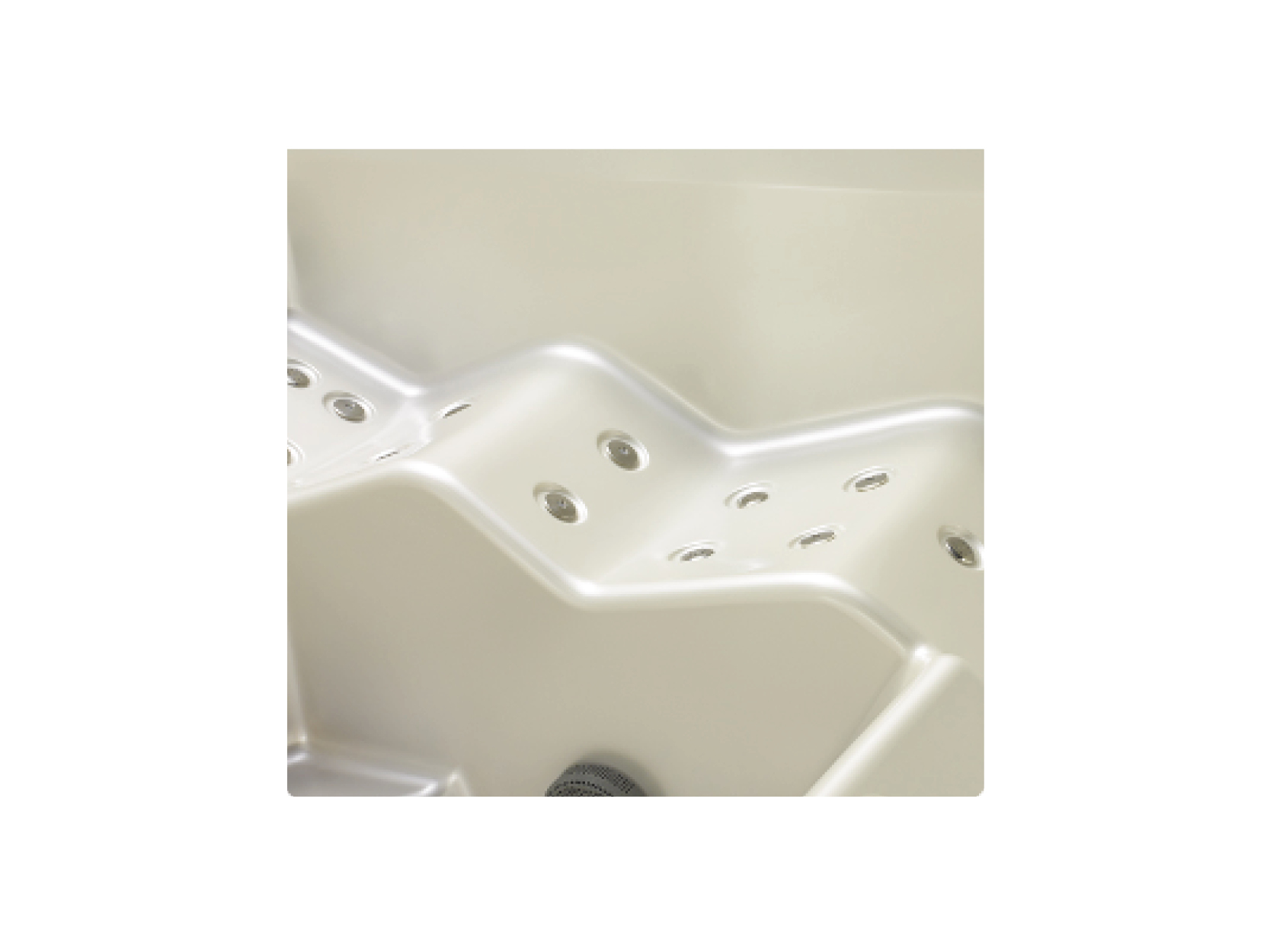 Nahaufnahme des Beinbereichs eines USSPA Whirlpools mit mehreren Hydrotherapie-Düsen, Teil eines hochwertigen Spa-Systems von ActiveSpa GmbH.