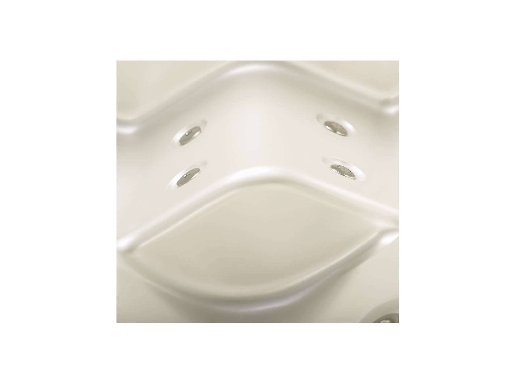 Nahaufnahme des glatten, eleganten Beckens eines USSPA Premium-Whirlpools mit integrierten Düsen für Hydrotherapie