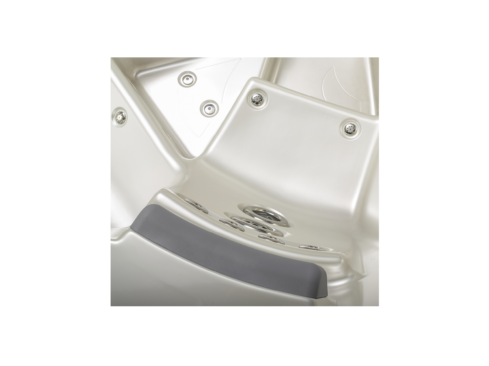 Nahaufnahme des Innenraums eines Premium-Whirlpools von ActiveSpa, der mit Hydrotherapie-Düsen und einem bequemen grauen Sitzbereich für individuelle Entspannung und Wellness ausgestattet ist.