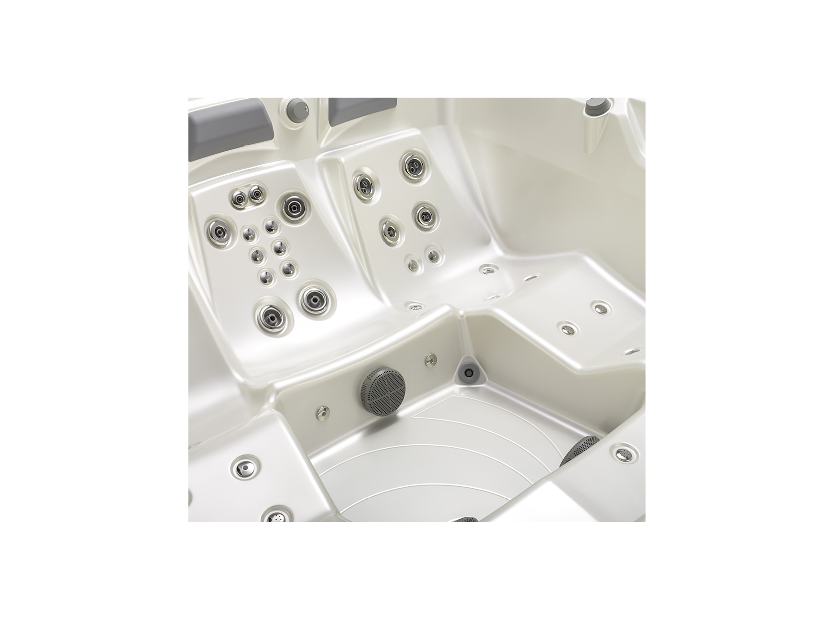 Ergonomisches Premium-Whirlpool von ActiveSpa mit Hydrotherapie-Jets und integrierten Lautsprechern – ideal für private Entspannung und Wellness.
