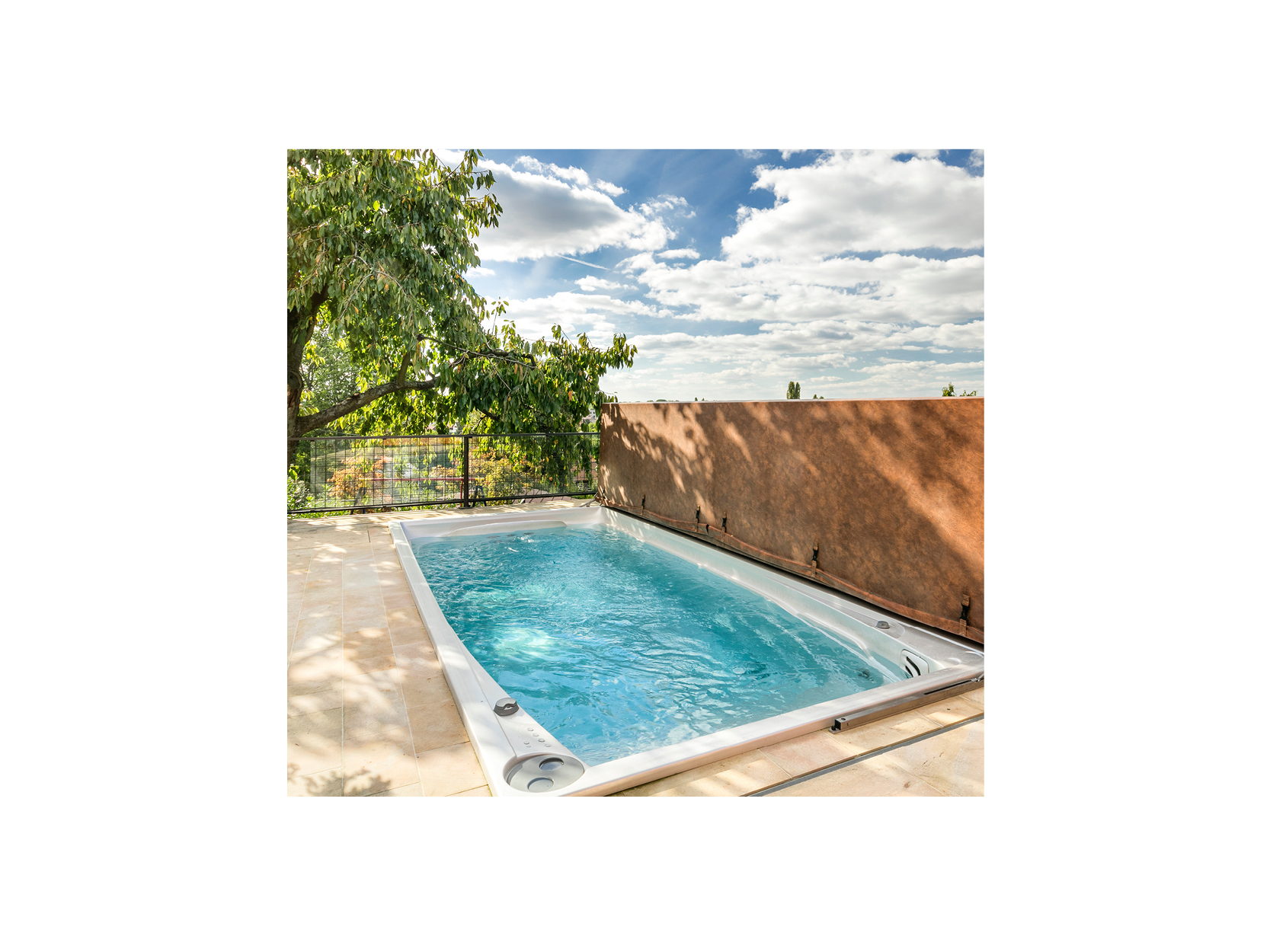 Hochwertiger USSPA Swim Spa von ActiveSpa GmbH: Modernes, elegantes Design mit klarem Wasser in einem sonnigen Outdoor-Bereich – ideal für private Entspannung und Fitness.