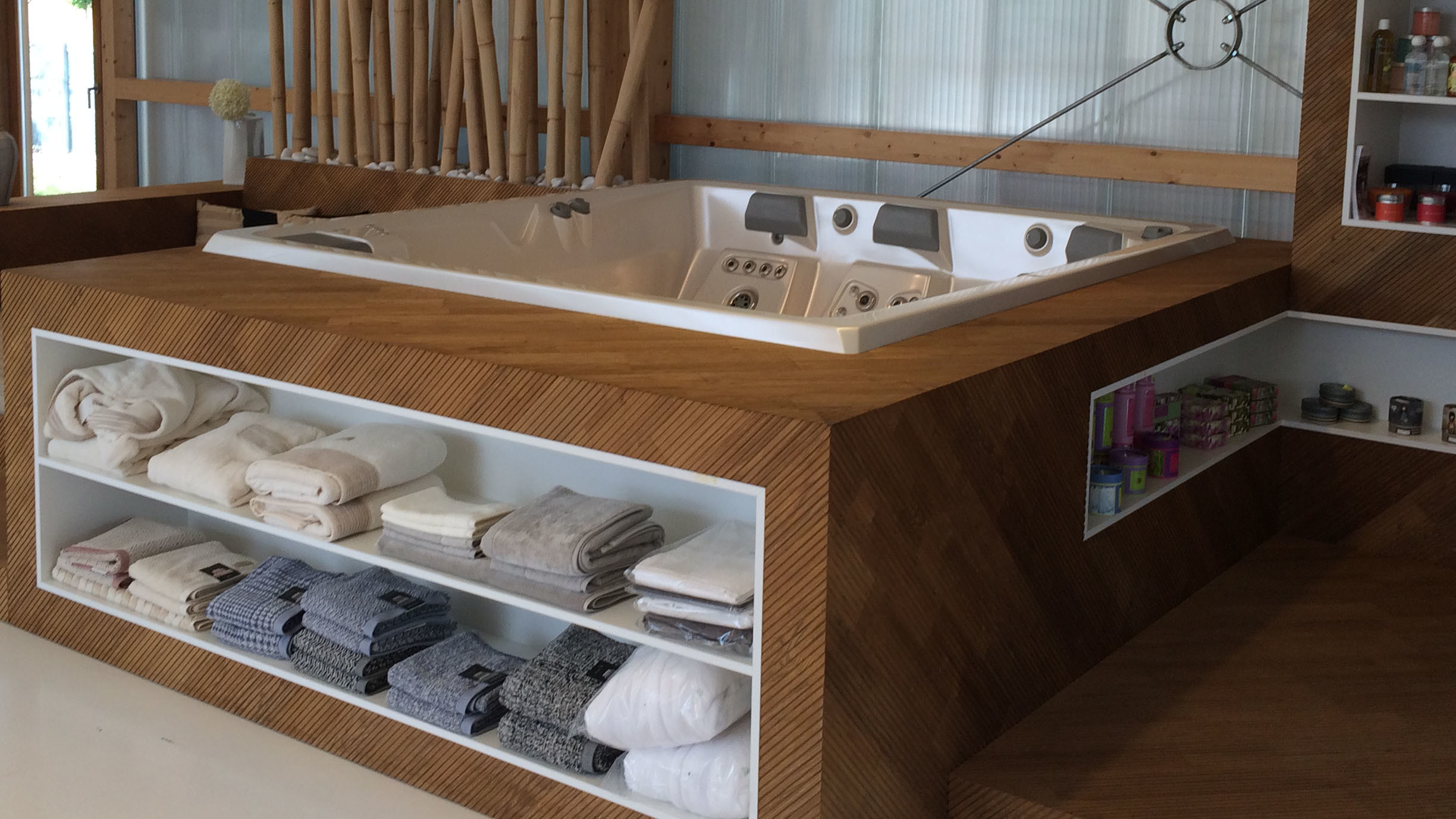 Premium-Whirlpool von ActiveSpa mit elegantem Holzdesign und integrierten Regalen für Handtücher – ideal für private Entspannung und Wellness.
