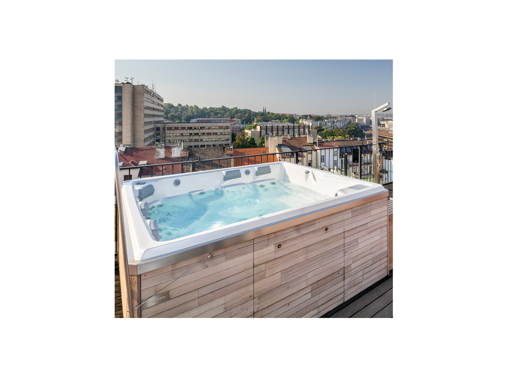 Rooftop Whirlpool mit modernem Holzdesign und Blick auf die Stadt – hochwertige USSPA-Spa-Lösung für private Entspannung und Wellness.