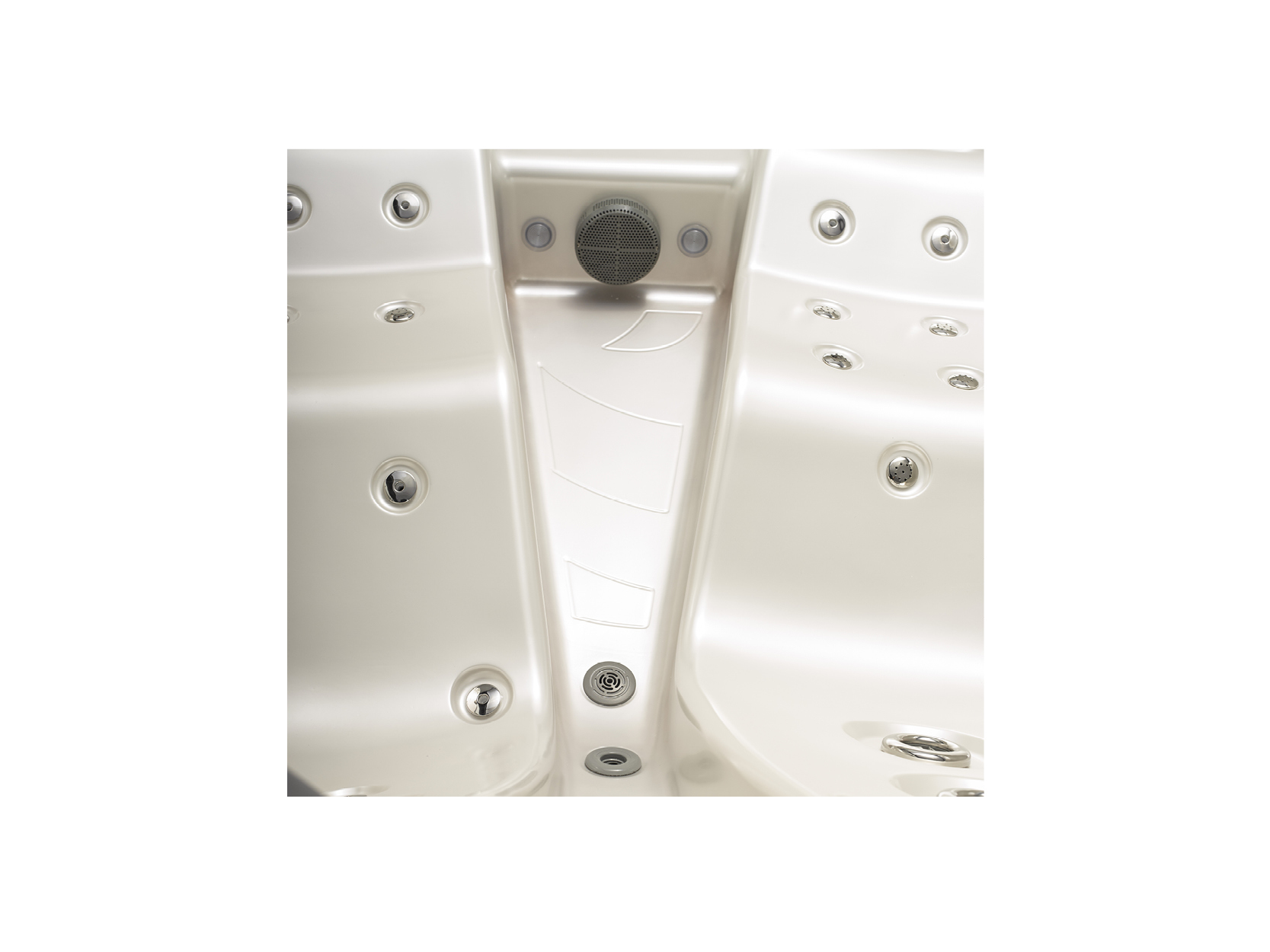 Innenansicht eines hochwertigen USSPA Whirlpools mit mehreren Massagejets, zentralem Lautsprecher und ergonomischem Design – ideal für private Entspannung und Hydrotherapie.