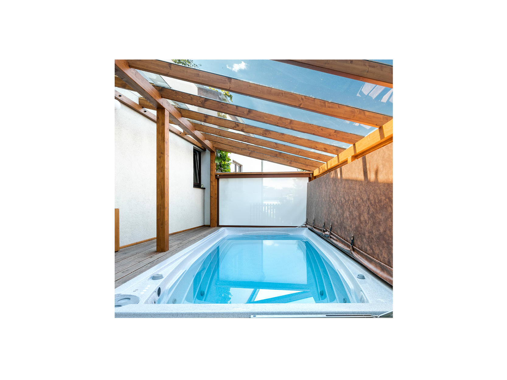 Premium USSPA Swim Spa in einem eleganten, überdachten Holz-Pavillon mit klarem Wasser – ideal für private Entspannung und Hydrotherapie.