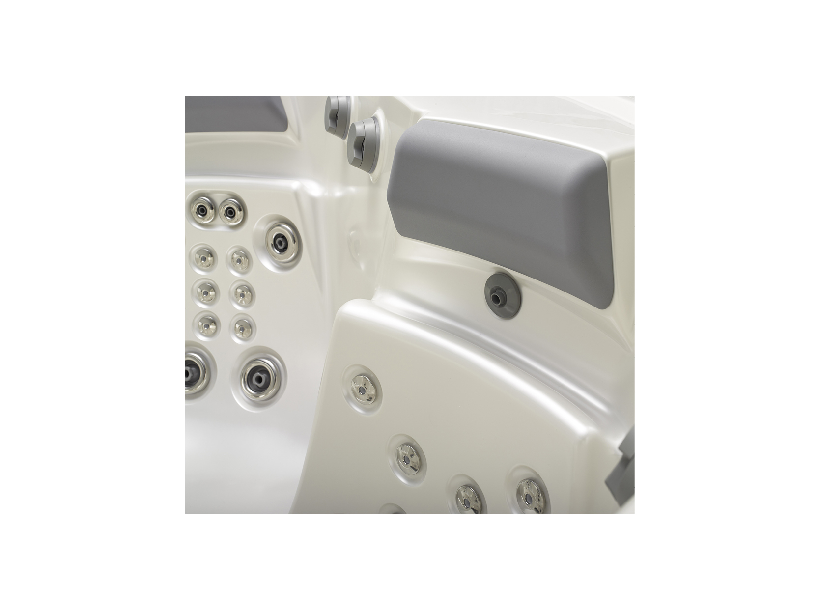Nahaufnahme eines Premium-Whirlpools von ActiveSpa (USSPA) mit mehreren Hydrotherapie-Düsen und grauen ergonomischen Kissen für entspannendes Baden.