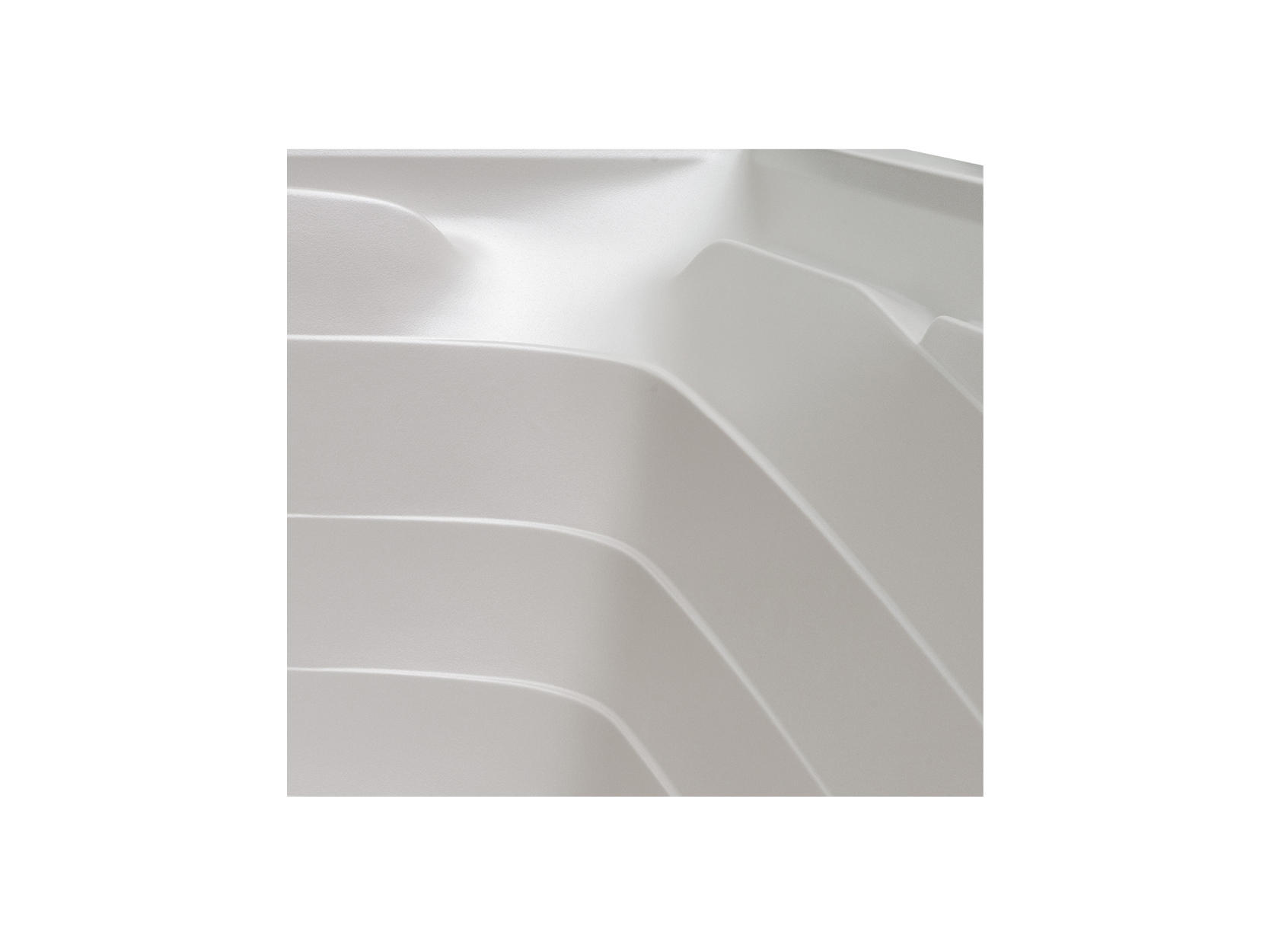 Nahaufnahme der glatten, geschwungenen weißen Innenseite eines Premium-Whirlpools oder Swim-Spas, die das elegante, ergonomische Design der USSPA-Produkte hervorhebt.