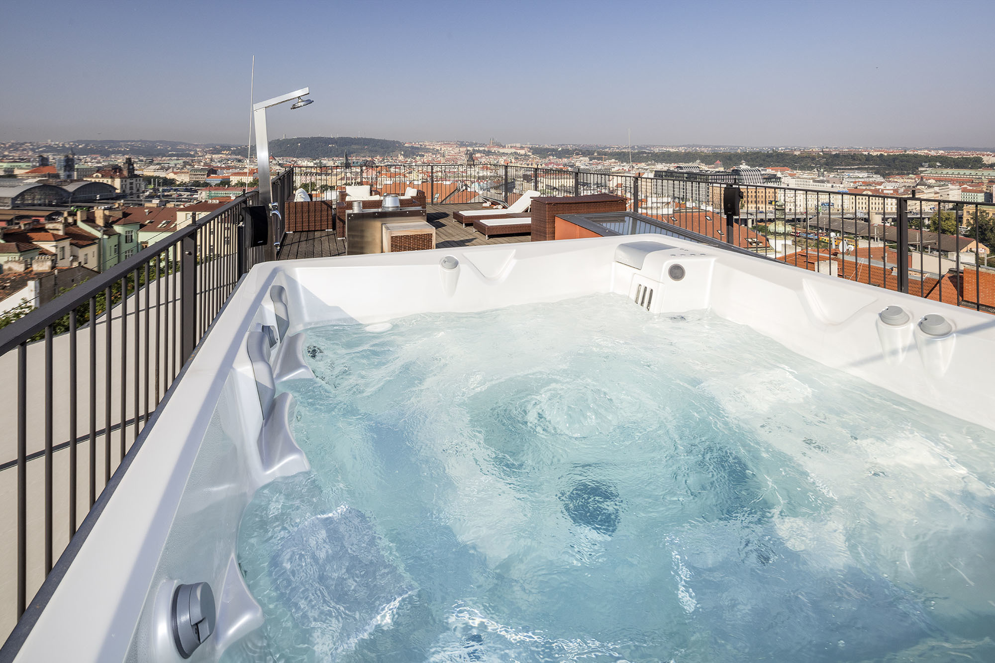 Eleganter Whirlpool auf einer Dachterrasse mit atemberaubendem Panoramablick auf eine Stadt – Premium-Spa-Lösung für private Entspannung und Wohlbefinden von ActiveSpa GmbH.