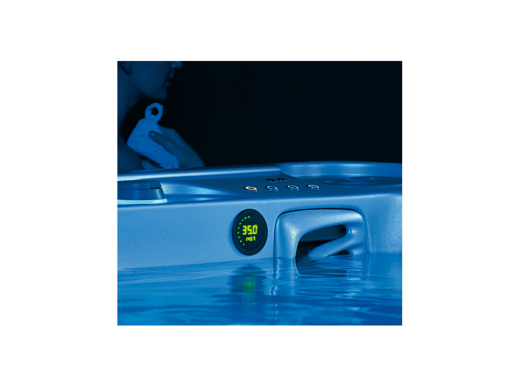 Detailansicht eines USSPA Swim Spas von ActiveSpa GmbH mit digitalem Temperaturdisplay (35,0 °C) und modernen Bedienelementen, konzipiert für private Entspannung und Hydrotherapie.