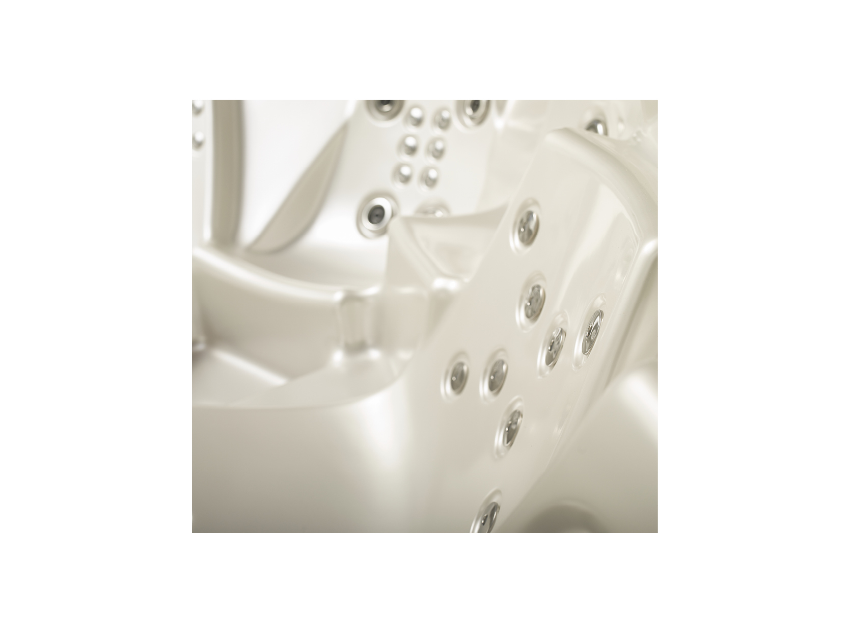 Nahaufnahme der edlen Innenstruktur eines USSPA Premium-Whirlpools mit zahlreichen Hydrotherapie-Düsen, die für entspannende und therapeutische Badeerlebnisse sorgen.